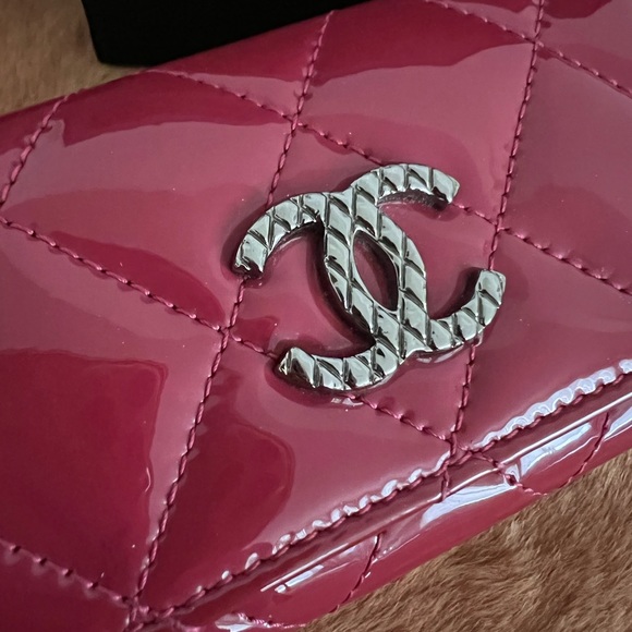 Auth Chanel Dark Pink Patent Quilted 6 Ring Key Holder - Great Condition - Picture 5 of 13